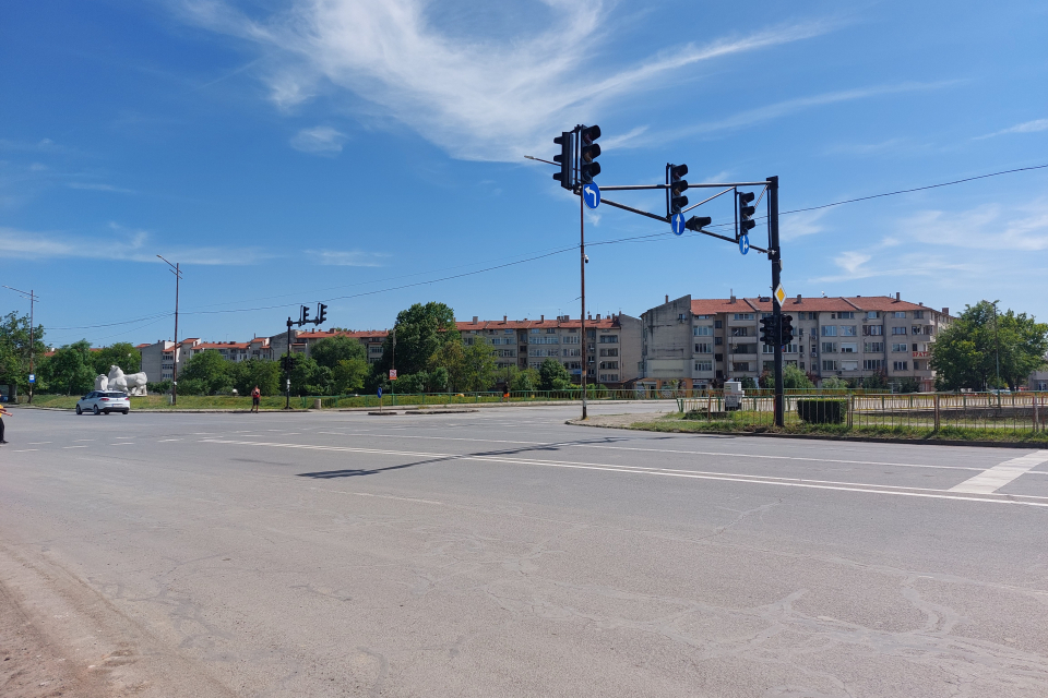 Светофарите на кръстовището на „Биков мост“ няма да работят в рамките на следващите 10 дни поради ремонтни дейности на ВиК във връзка с Интегрирания...
